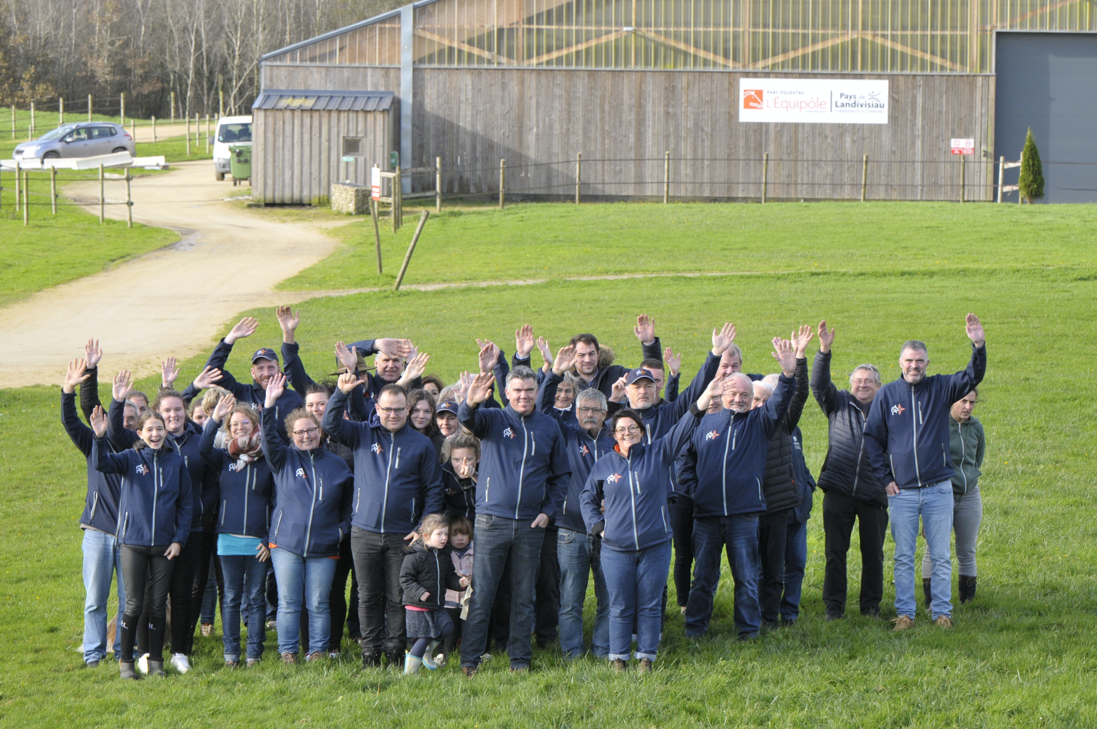 Le bureau et les bénévoles de l'association trait Breizh à l'équipole du Pays de landiviisau posant pour la photo de groupe de toute l'équipe